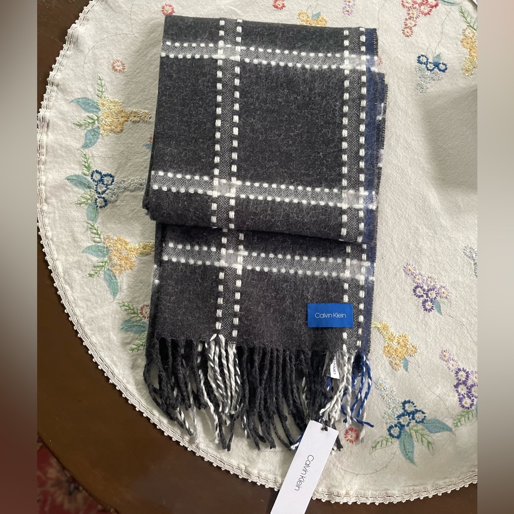 Calvin Klein Oversized Plaid Shawl/Wrap/Scarf. Charcoal Gray, White, Blue. 72x21 - Picture 12 of 16
